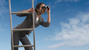 Una-mujer-buscando-trabajo_369x208.jpg